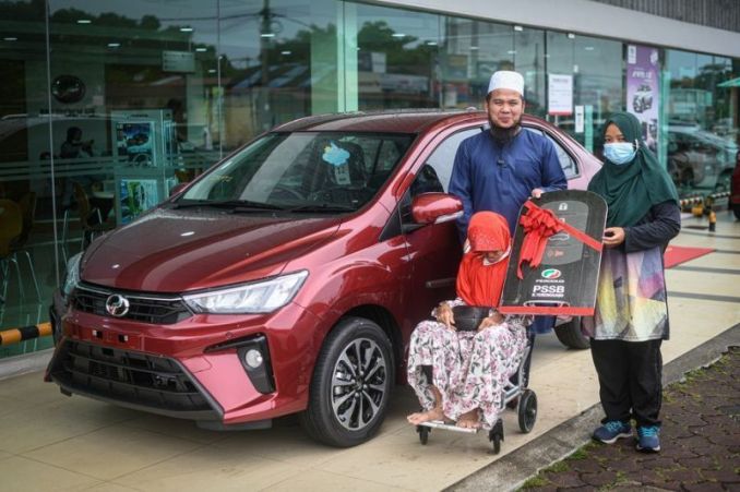 Kereta jenis Perodua Bezza diserahkan kepada individu terbabit.